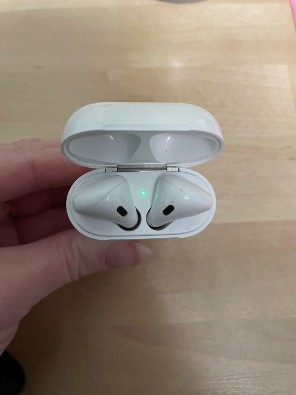 Apple Airpods Earbuds 2nd Gen.